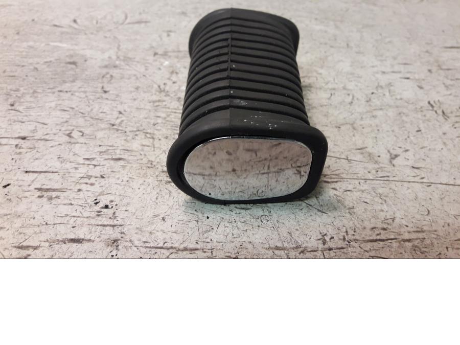 Höger sida på Fotpinne från en Suzuki LS 650 -2002 motorcykel.