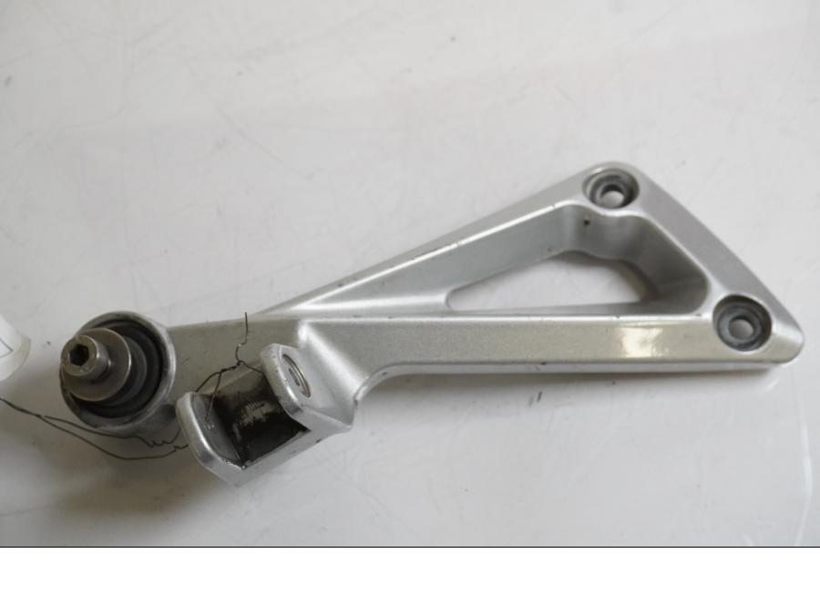 Framsidan på Fotpinnefäste från en Yamaha BT 1100 -2004 motorcykel.