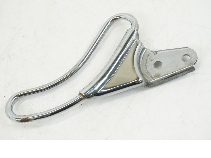 Baksidan på Fotpinnehälskydd från en Yamaha XV 1700 -2004 motorcykel.