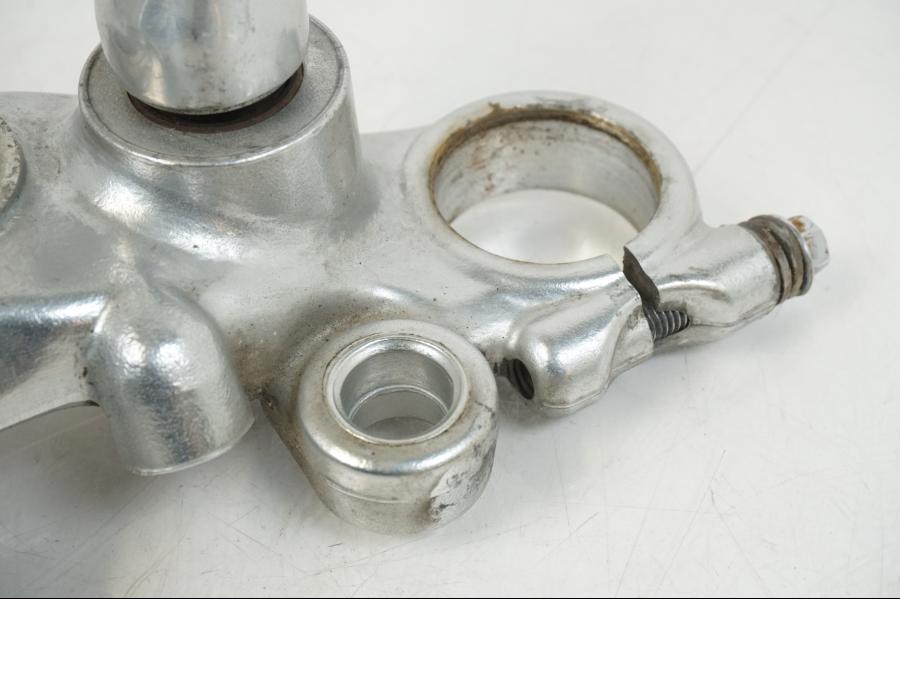 Snett nerifrån på Gaffelkrona från en Yamaha XV 1100 -1993 motorcykel.