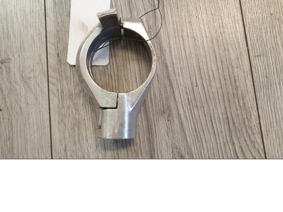 Baksidan på Blinkersfäste från en Honda VTX 1800 -2002 motorcykel.