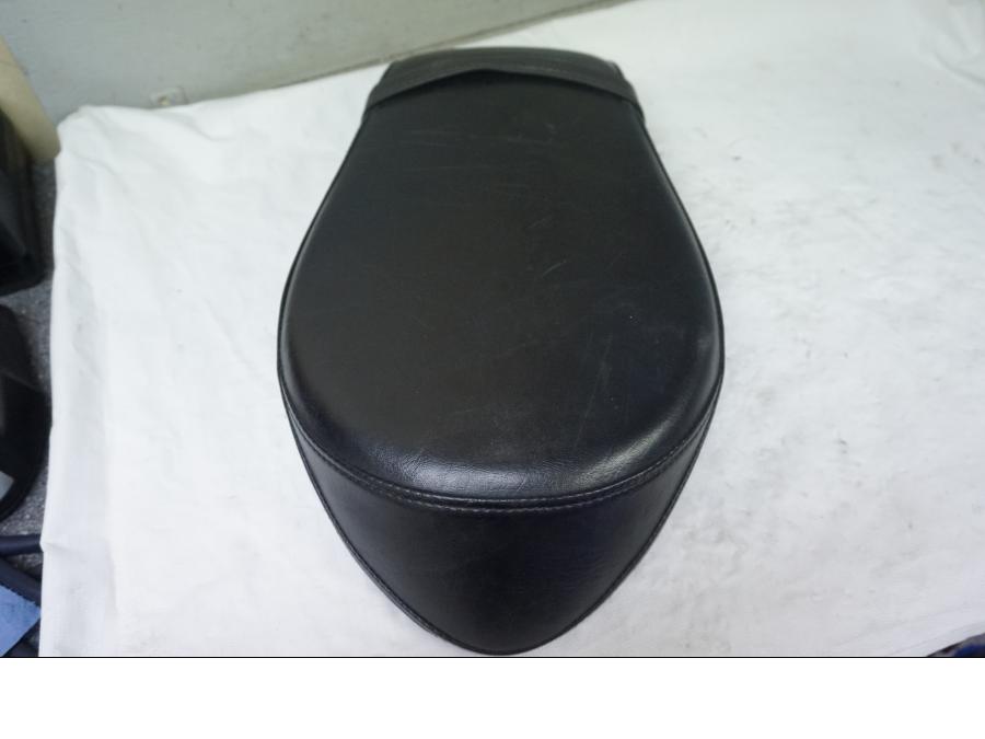 Höger sida på Sadel från en Yamaha XV 1900 -2007 motorcykel.