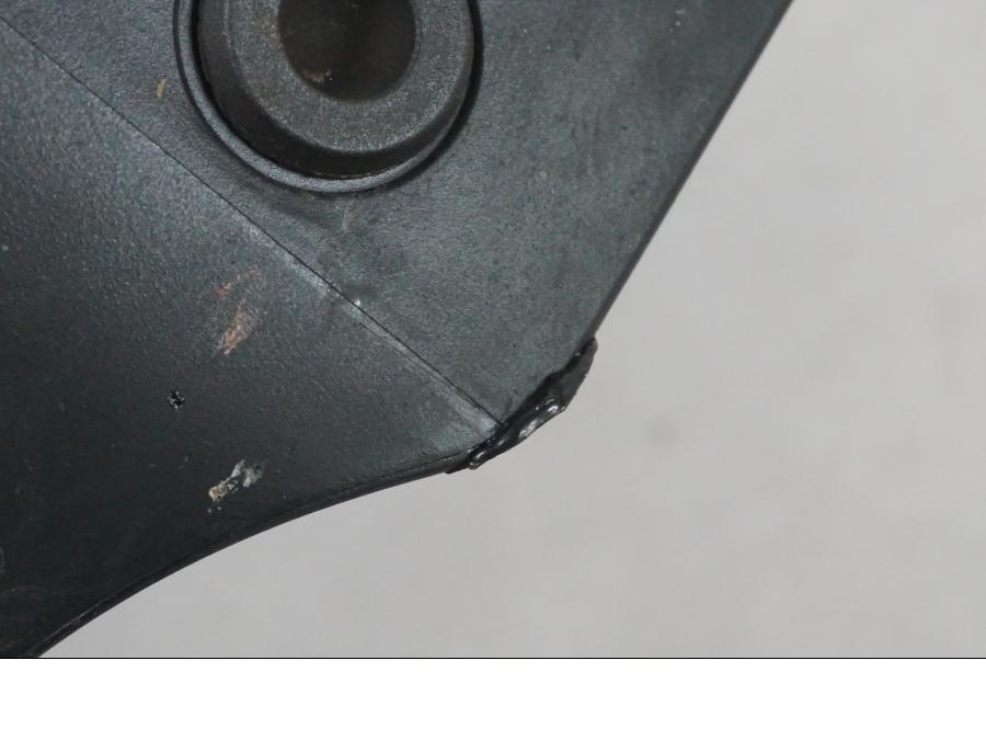 Vänster sida på Vattenexpansionskärl från en Yamaha MT-09 -2019 motorcykel.