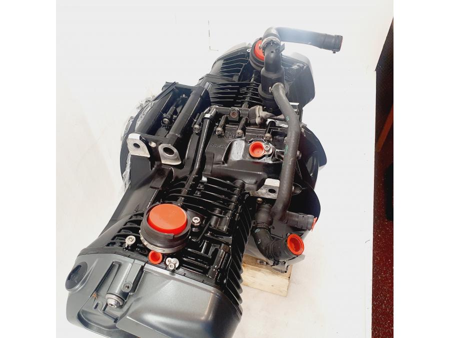 Höger sida på Motor från en BMW R 1250 GS -2020 motorcykel.