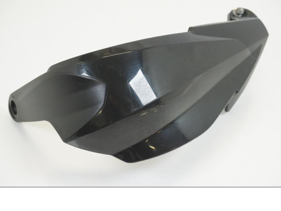 Framsidan på Handskydd från en KTM 125 Duke -2017 motorcykel.