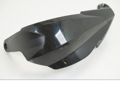 Framsidan på Handskydd från en KTM 125 Duke -2017 motorcykel.