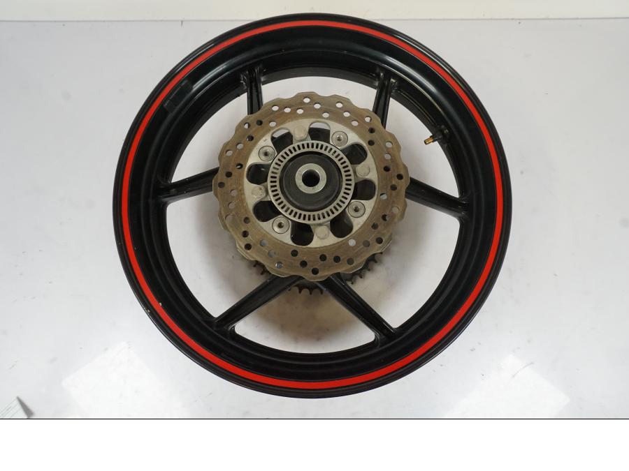 Baksidan på Fälg från en Kawasaki ER-6N -2012 motorcykel.