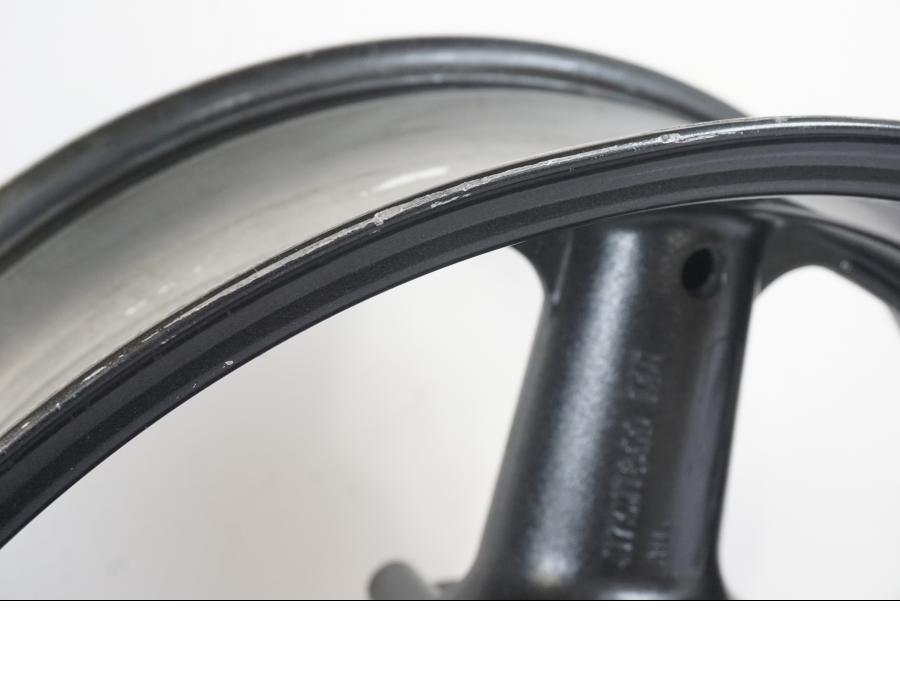 Extrabild6 på Fälg från en Suzuki GSX 1300 RX -1999 motorcykel.