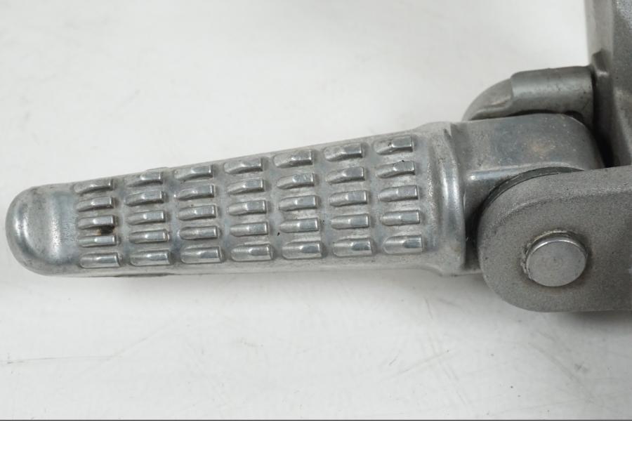 Snett nerifrån på Fotpinnefäste från en Kawasaki Z 750 -2006 motorcykel.