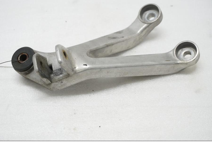 Framsidan på Fotpinnefäste från en Honda CBR 900 RR -1998 motorcykel.