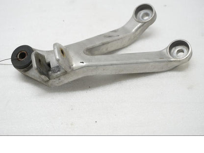 Framsidan på Fotpinnefäste från en Honda CBR 900 RR -1998 motorcykel.