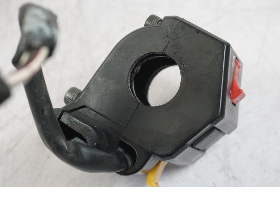 Snett nerifrån på Styrelreglage från en Buell 1125 R -2008 motorcykel.