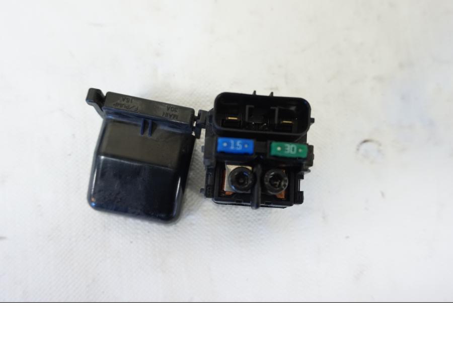 Baksidan på Startrelä från en Kawasaki Z 800 -2013 motorcykel.