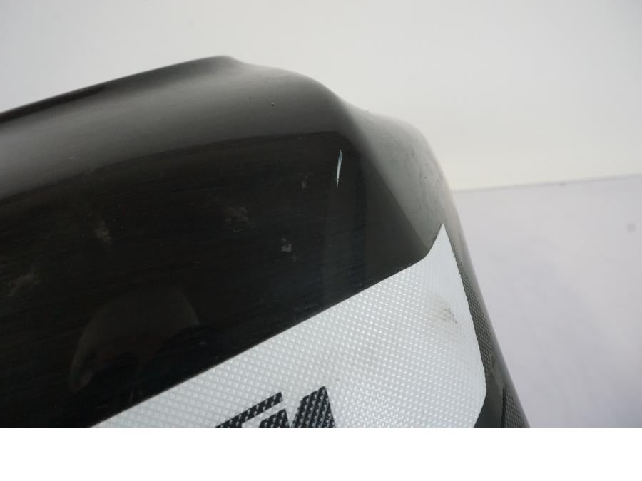 Vänster sida på Bensintank från en KTM 125 Duke -2017 motorcykel.