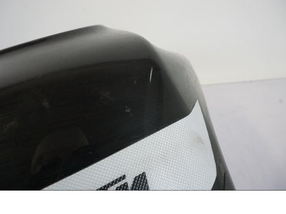 Vänster sida på Bensintank från en KTM 125 Duke -2017 motorcykel.