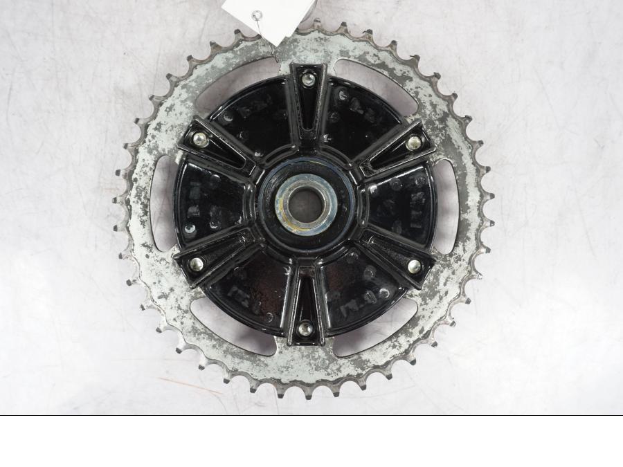 Snett nerifrån på Drevfäste från en Yamaha MT-07 -2014 motorcykel.