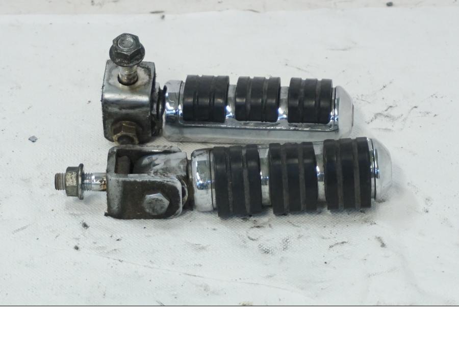 Framsidan på Fotpinnesats från en Kawasaki VN 1500 -1996 motorcykel.