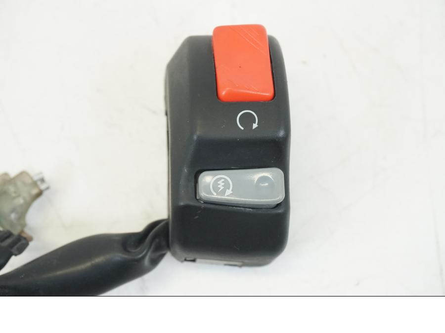 Baksidan på Styrelreglage från en Yamaha YZF 1000 R1 -2004 motorcykel.