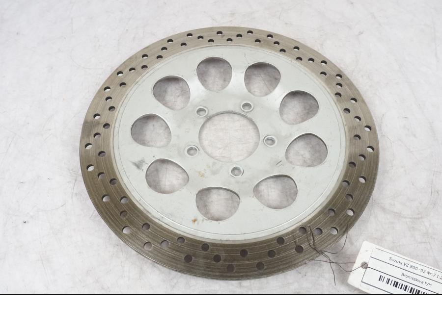 Framsidan på Bromsskiva från en Suzuki VZ 800 -2002 motorcykel.