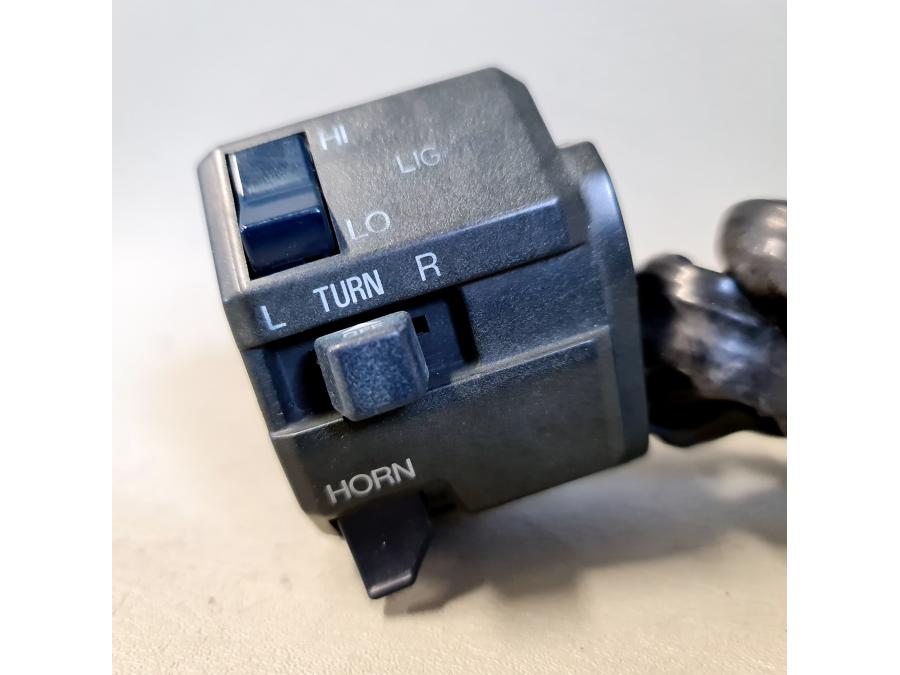 Framsidan på Styrelreglage från en Kawasaki Zephyr 750 -1991 motorcykel.