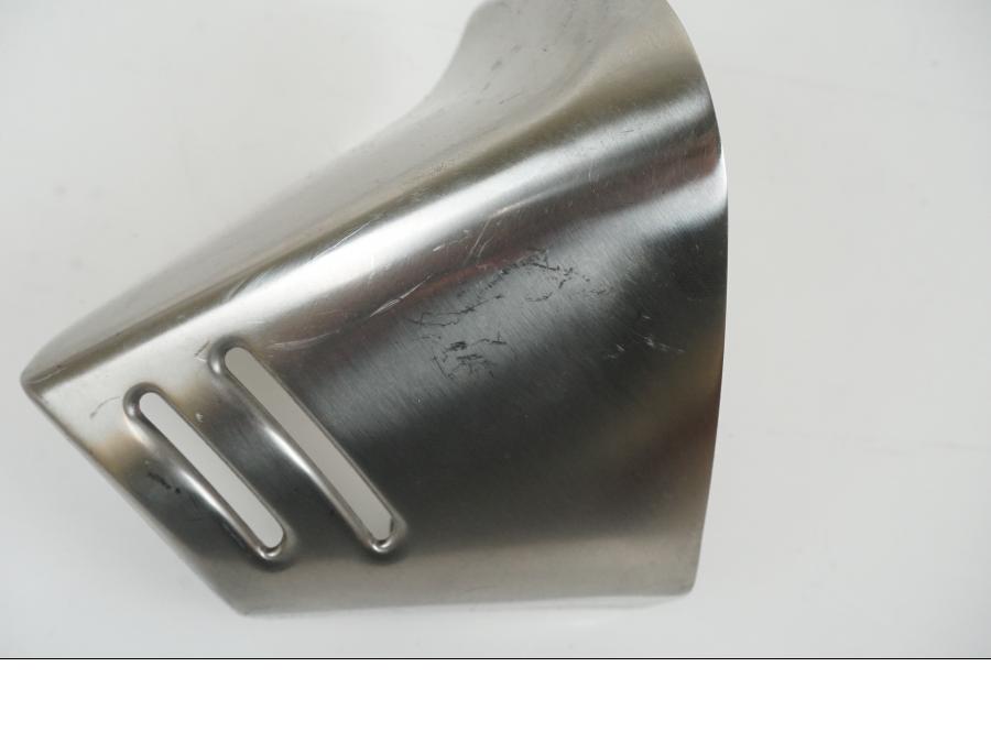 Snett nerifrån på Värmeskydd från en Suzuki GSX-R 1000 -2008 motorcykel.