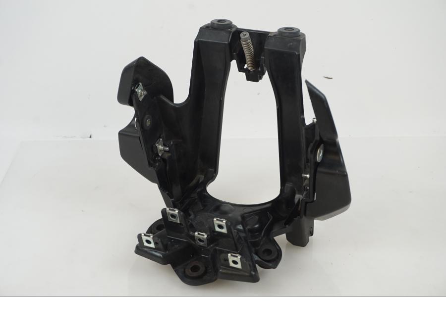 Baksidan på Strålkastarfäste från en Yamaha MT 125 -2017 motorcykel.