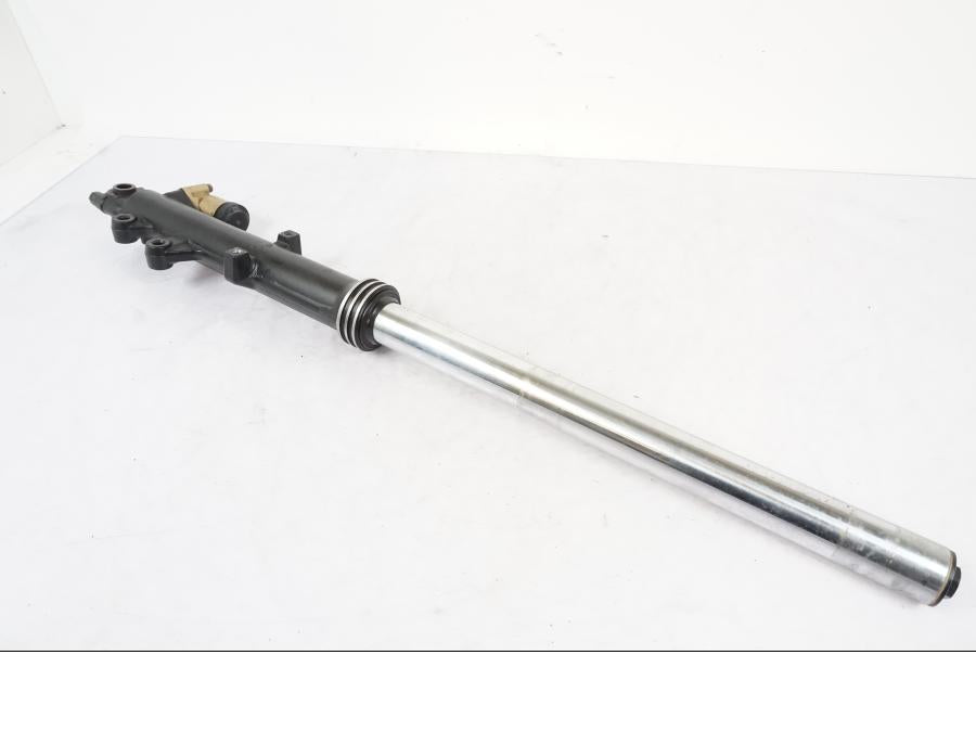 Snett nerifrån på Gaffelben från en Suzuki GSX 550 EF -1985 motorcykel.