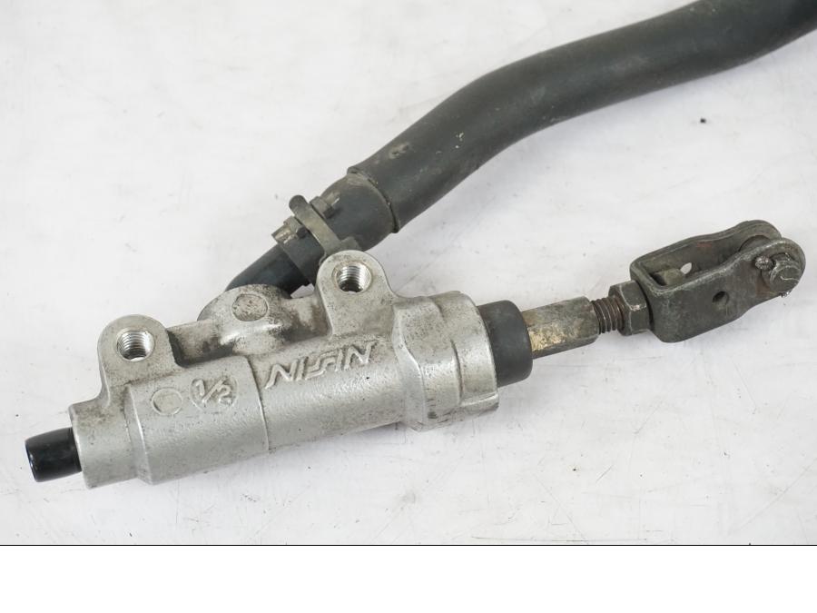 Baksidan på Bromshuvudcylinder från en Yamaha XVS 1100 -2000 motorcykel.