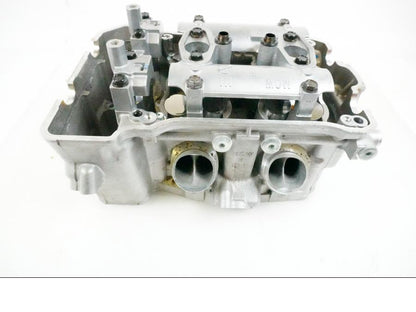 Höger sida på Topplock från en Honda VFR 800 -2005 motorcykel.