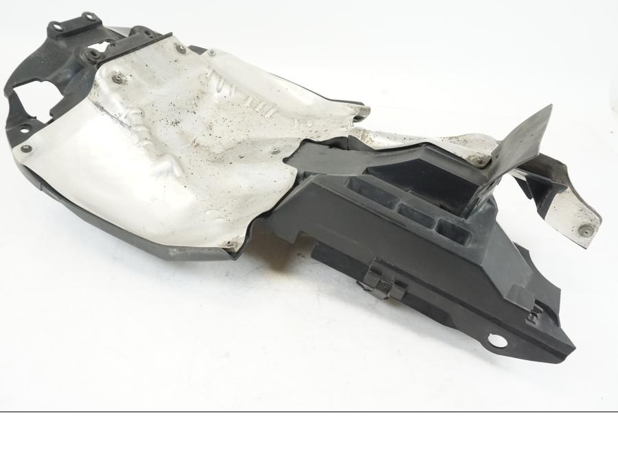 Höger sida på Undertail från en Honda VFR 800 -2003 motorcykel.