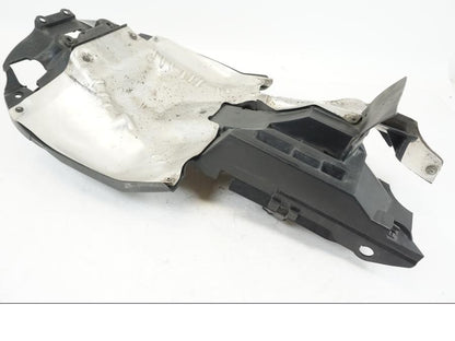 Höger sida på Undertail från en Honda VFR 800 -2003 motorcykel.