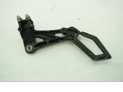 Baksidan på Fotpinnefäste från en KTM RC 390 -2019 motorcykel.