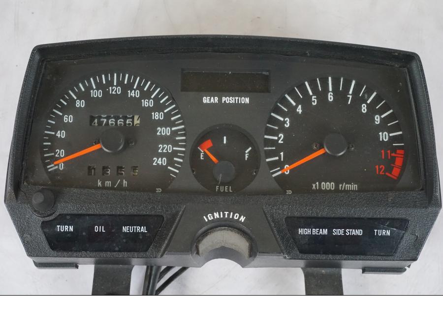 Baksidan på Instrumentpanel från en Suzuki GSX 550 EF -1985 motorcykel.