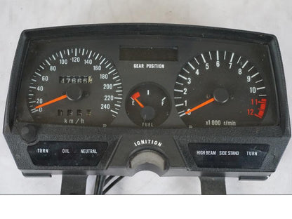 Baksidan på Instrumentpanel från en Suzuki GSX 550 EF -1985 motorcykel.