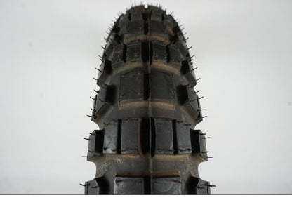 Baksidan på <p>Däck: Metzeler MCE Karoo 2(T).</p>

<p>Dimension: 110/80-19 M/C 59Q M S.</p>

<p>Tillv. 1811.</p>

<p>Mönsterdjup: 100 %.</p> motorcykel.