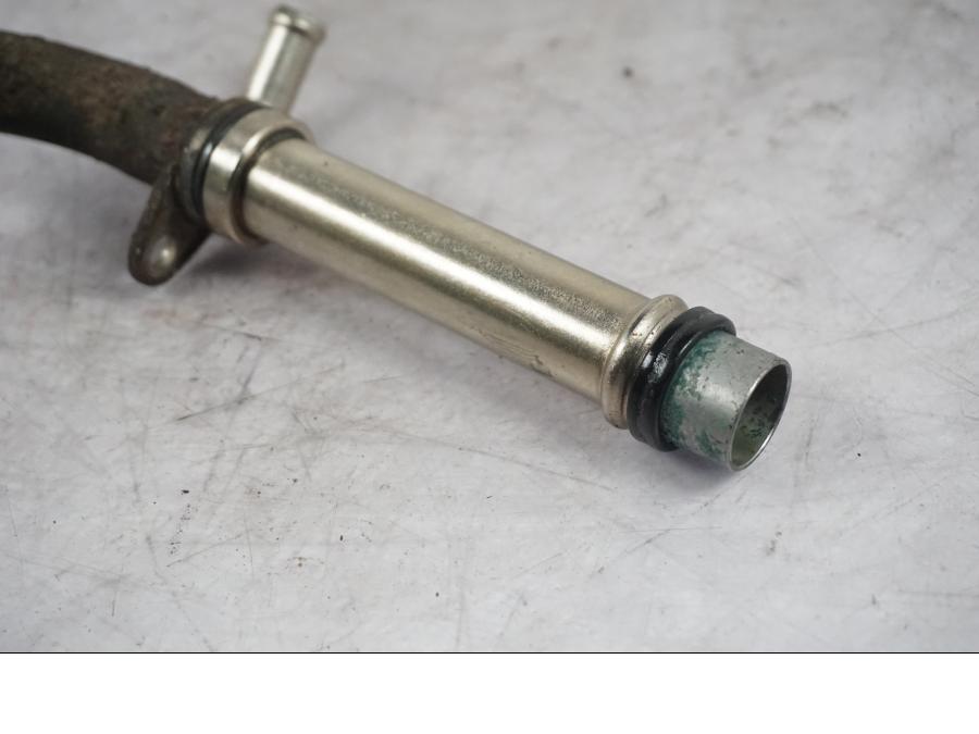 Baksidan på Vattenrör från en Triumph Tiger Explorer -2016 motorcykel.