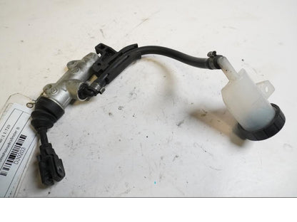 Vänster sida på Bromshuvudcylinder från en BMW F 800 R -2010 motorcykel.