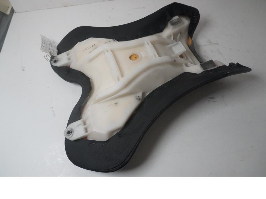 Höger sida på Sadel från en Yamaha YZF 1000 R1 -2005 motorcykel.