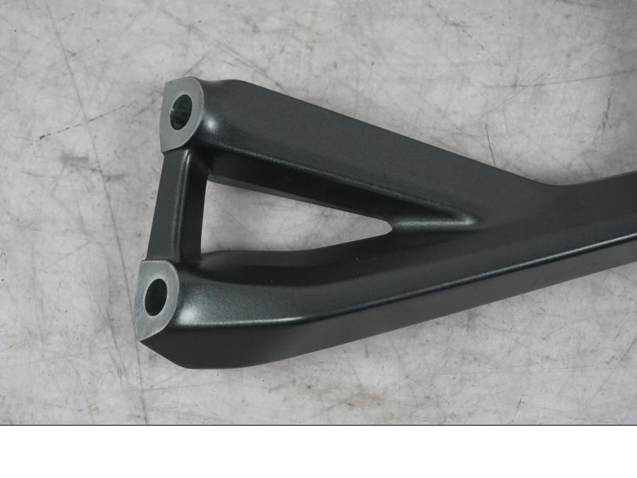 Baksidan på Fotpinnefäste från en Yamaha MT-09 -2024 motorcykel.