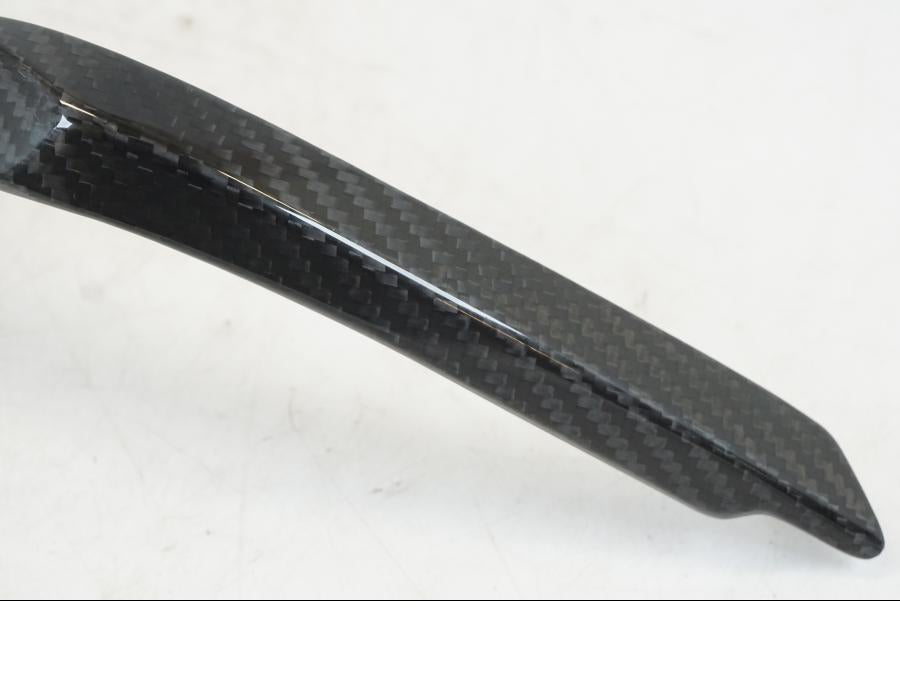 Vänster sida på Tankkåpa från en Triumph Speed Triple -2021 motorcykel.