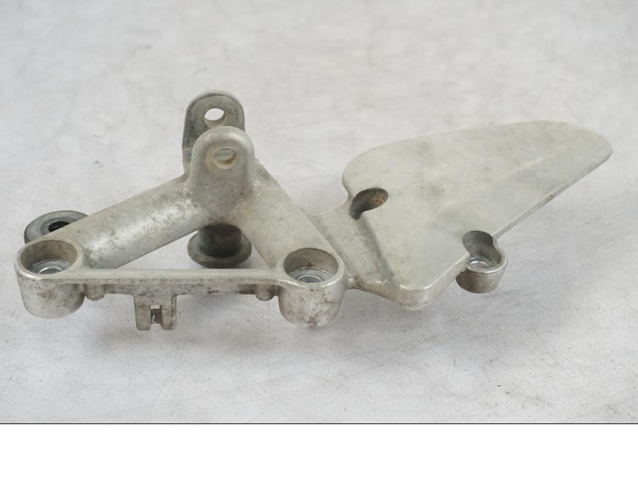 Vänster sida på Fotpinnefäste från en Honda CBR 1100 XX -1999 motorcykel.