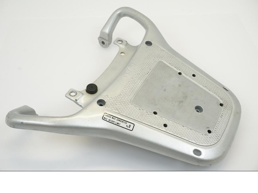 Höger sida på Pakethållare från en Aprilia Pegaso 650 -1997 motorcykel.