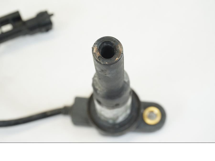 Snett nerifrån på Tändspole från en Ducati Streetfighter V4 -2020 motorcykel.