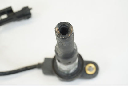 Snett nerifrån på Tändspole från en Ducati Streetfighter V4 -2020 motorcykel.