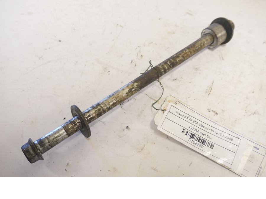 Framsidan på Axel från en Yamaha XVS 650 -1999 motorcykel.