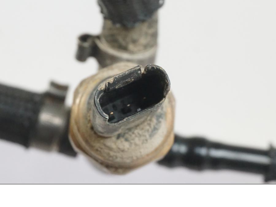 Snett nerifrån på Fuel Rail från en BMW R 1200 GS -2018 motorcykel.