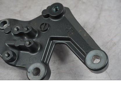 Snett nerifrån på Fotpinnefäste från en Yamaha MT-09 -2024 motorcykel.