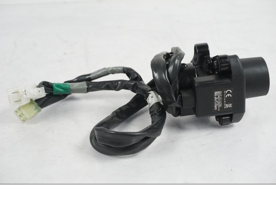 Extrabild6 på <p>Låssats från Yamaha MT-09 Tracer ABS 2016.</p>

<p>Tändningslås, antenn, cdi/ecu (2SC-8591A-00), tanklock, sadellås, 1st röd nyckel och 2st svarta nycklar</p> motorcykel.