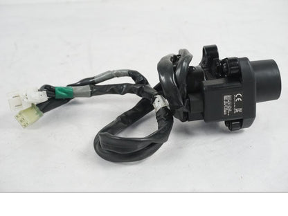 Extrabild6 på <p>Låssats från Yamaha MT-09 Tracer ABS 2016.</p>

<p>Tändningslås, antenn, cdi/ecu (2SC-8591A-00), tanklock, sadellås, 1st röd nyckel och 2st svarta nycklar</p> motorcykel.