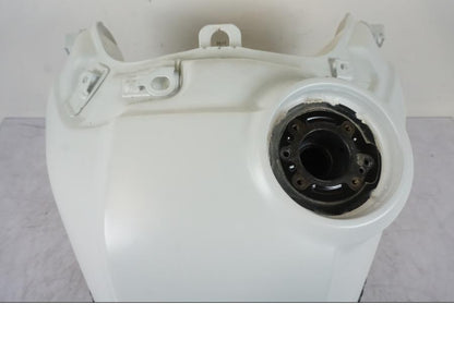 Snett nerifrån på Bensintank från en Ducati Desert X -2023 motorcykel.